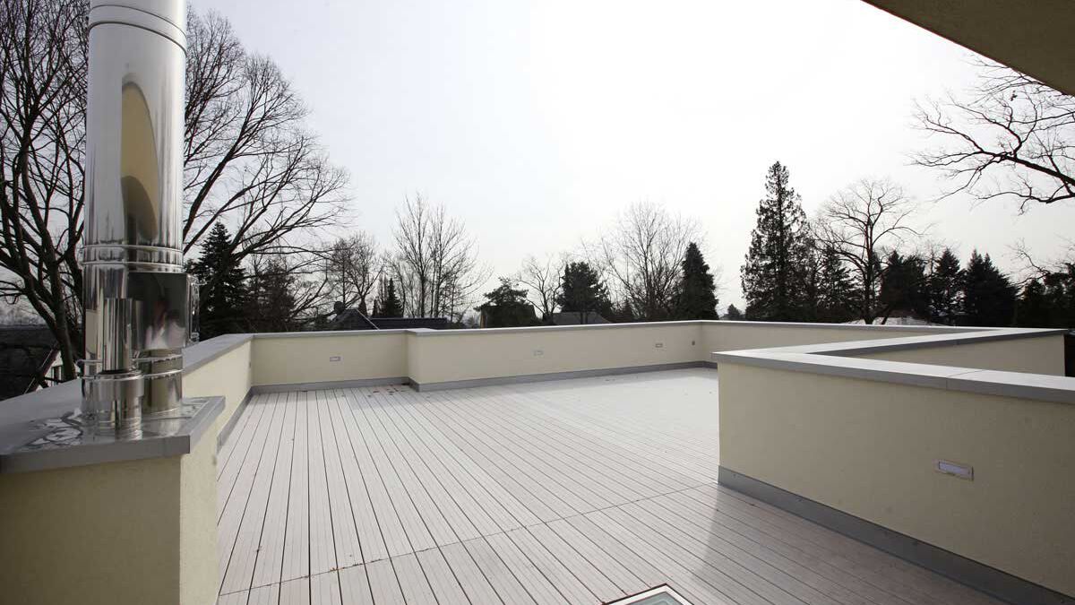 Heller Holzboden für Balkon und Terrasse